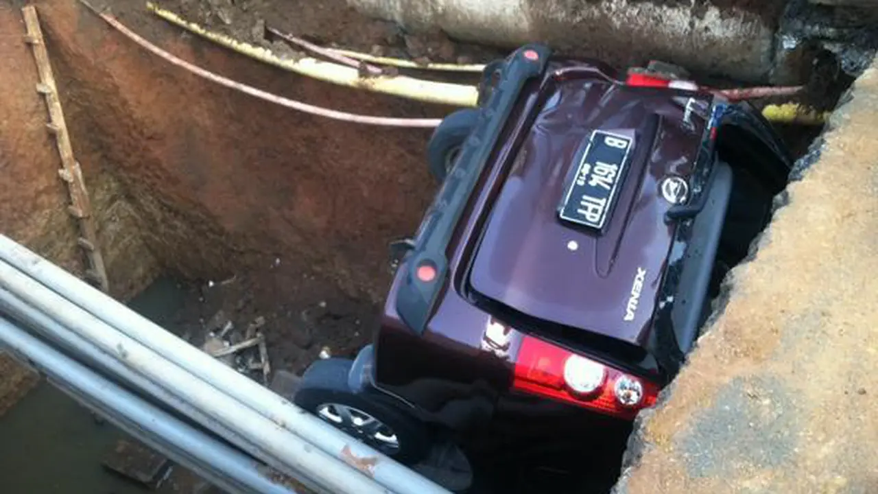 Mobil Masuk Lubang Galian PLN