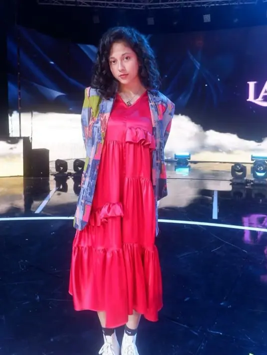 Berdasarkan data dari pinterest, pencarian outfit warna fuschia meningkat dan diprediksi bakal jadi tren 2022. Agar lebih kece, padukan dengan blazer bermotif seperti ini. (Instagram/danjyohiyoji).