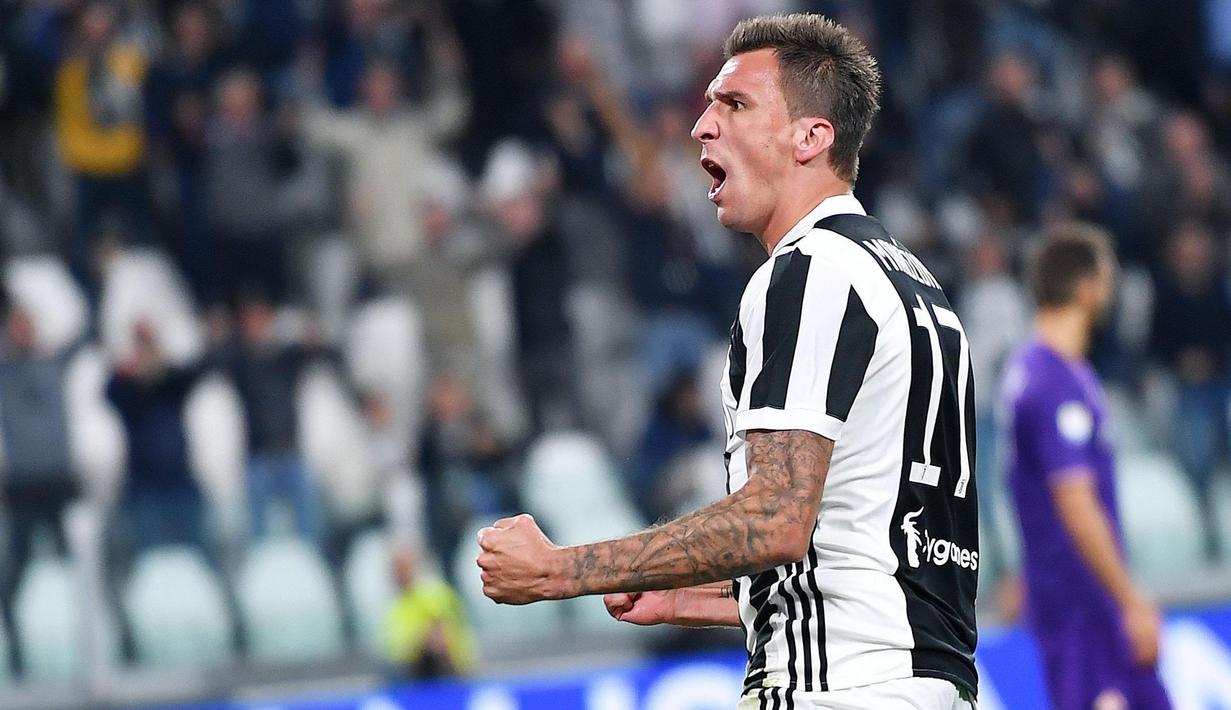 Pemain Juventus, Mario Mandzukic merayakan golnya ke gawang Fiorentina pada lanjutan Serie A di Allianz Stadium, Turin, (20/9/2017). Juventus menang 1-0. (Alessandro Di Marco/ANSA via AP)