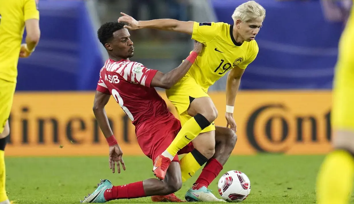 Pemain Yordania, Abdallah Nasib, berebut bola dengan pemain Malaysia, Akhyar Rashid, dalam laga Grup E Piala Asia 2023 yang digelar di Al Janoub Stadium, Al Wakrah, Selasa (16/1/2024). (AP Photo/Aijaz Rahi)