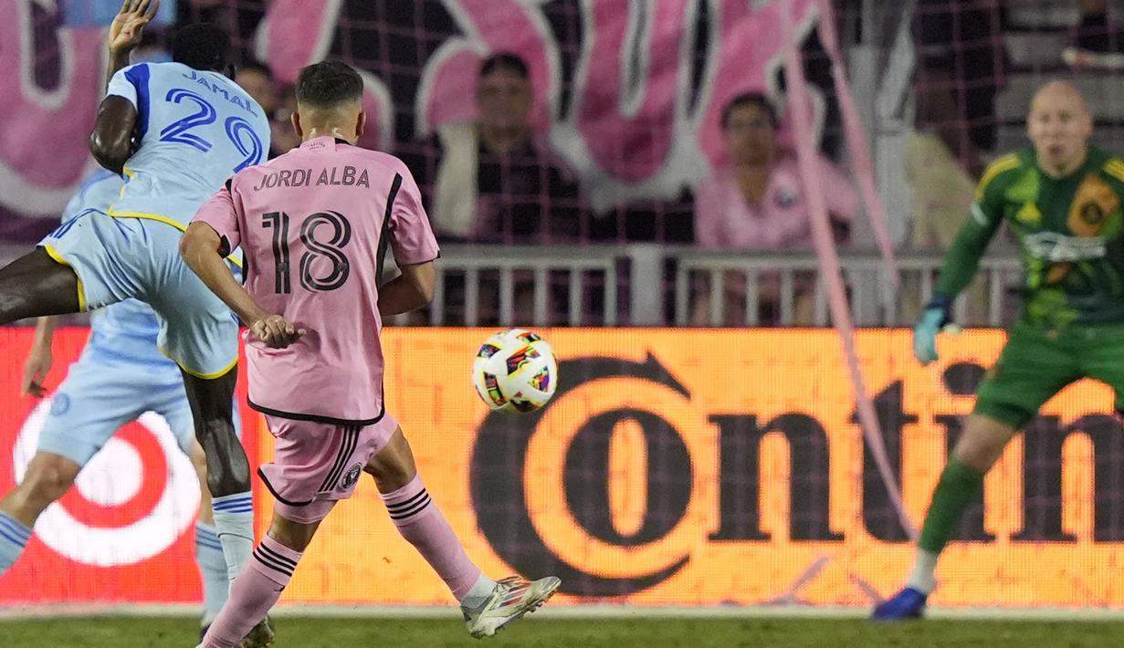 Pemain Inter Miami, Jordi Alba mencetak gol kemenangan timnya ke gawang Atlanta United pada laga leg pertama semifinal Wilayah Timur Piala Major League Soccer (MLS) Amerika yang berlangsung di Chase Stadium, Fort Lauderdale, Florida, Sabtu (26/10/2024) WIB. (AP Photo/Lynne Sladky)