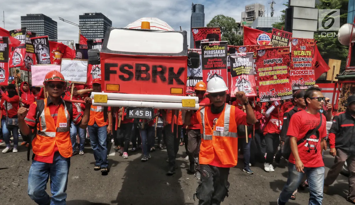 Peserta aksi dari sejumlah elemen buruh mengikuti aksi memperingati Hari Buruh Sedunia di kawasan Bundaran HI, Jakarta, Rabu (1/5/2019). Massa aksi dalam peringatan Hari Buruh 2019 tidak dapat mendekati Istana Merdeka lantaran tertahan di kawasan tersebut. (Liputan6.com/Johan Tallo)
