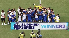 Para pemain Chelsea mengangkat trofi EPL Summer Series 2023 setelah mengalahkan Fulham pada pertandingan EPL Summer Series 2023 di FedEx Field di Maryland, Washington, Senin (31/7/2023) pagi WIB. (Patrick Smith/Getty Images/AFP)