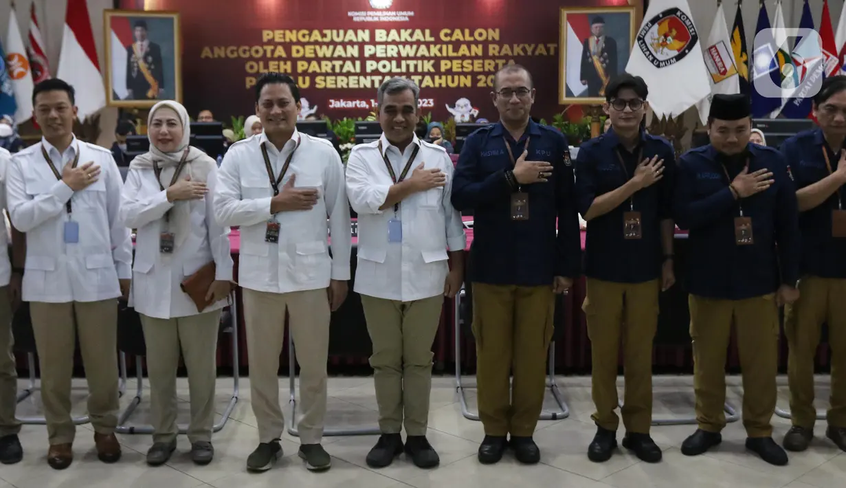 Ketua Komisi Pemilihan Umum (KPU) Republik Indonesia, Hasyim Asy'ari (kelima kiri) berfoto bersama Sekretaris Jenderal (Sekjen) Partai Gerindra Ahmad Muzani usai penyerahan berkas Bacaleg di Gedung KPU RI, Jakarta, Sabtu (13/5/2023). (Liputan6.com/Helmi Fithriansyah)