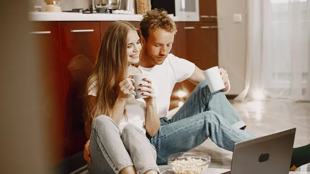 Maraton Film atau Serial di Rumah