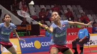 Aksi Ganda Putri Indonesia, Della Haris (kanan) mengembalikan kok saat melawan pasangan China, Chen Qingchen dan Jia Yifan pada babak kedua Daihatsu Indonesia Master 2018 di Istora Senayan, Kamis (25/1/2018).