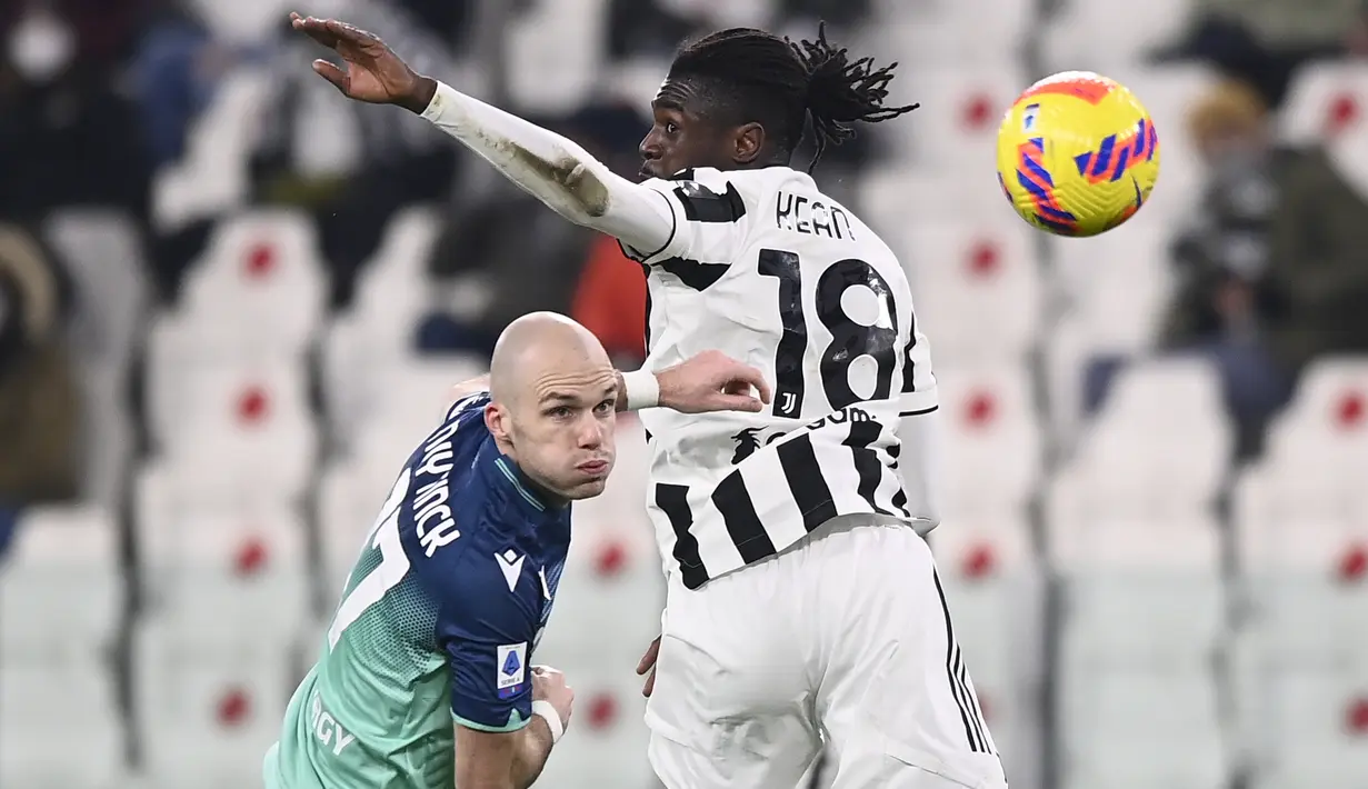Penyerang Juventus, Moise Kean berebut bola dengan pemain Udinese, Bram Nuytinck pada pertandingan lanjutan Liga Serie A Italia di Allianz Stadium di Turin, Minggu (16/1/2022). Juventus menang atas Udinese 2-2. (Fabio Ferrari/LaPresse via AP)