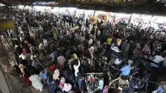 Orang-orang mengunjungi pasar untuk berbelanja untuk perayaan lebaran Idul Fitri 1444 Hijirah, di Karachi, Pakistan, Minggu, 16 April 2023. (AP Photo/Fareed Khan)
