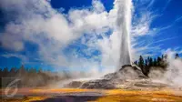 Intip beragam pemandangan menakjubkan dari 6 taman nasional yang ada di dunia berikut ini. (Taman Nasional Yellowstone -iStockphoto)
