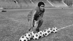 Eusebio. Eks striker Portugal yang wafat pada 5 Januari 2014 dalam usia 71 tahun ini menjadi pemain Portugal pertama yang berhasil mencetak hattrick di ajang Piala Dunia. Momen itu terjadi dalam debut Portugal di ajang Piala Dunia pada edisi 1966 di Inggris. Saat laga perempatfinal menghadapi Korea Utara (23/7/1966) Eusebio mencetak 4 gol dalam laga yang berakhir 5-3. Di akhir turnamen, Portugal pun dibawanya menduduki peringkat ketiga dan Eusebio sendiri dinobatkan sebagai top skor dengan 9 gol. (AFP/Staff)