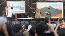 Bersama 20 orang terpilih, SBY melukis bersama dalam acara yang dipandu Vincent dan Desta. (Liputan6.com/Herman Zakharia)