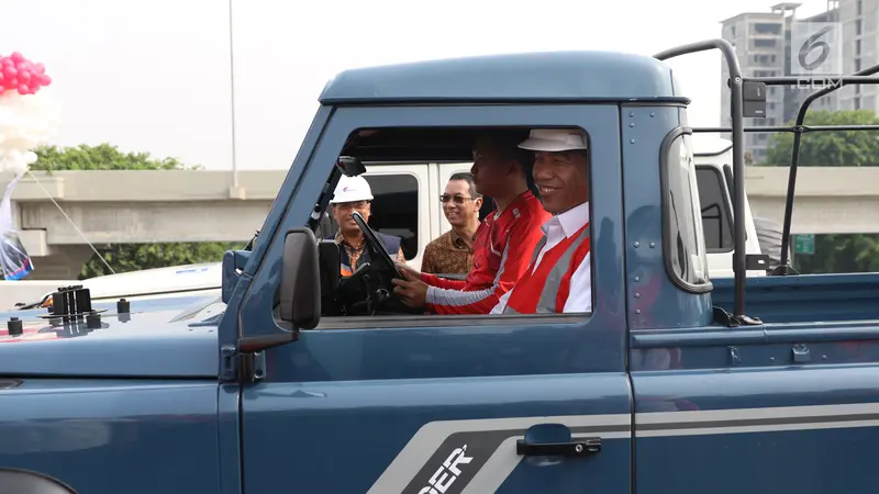 Jokowi di Ruas Tol Becakayu