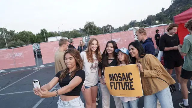Els Hagia tampil di Rose Bowl Stadium, California