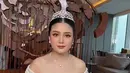 Di hari pertama, Valencia tampil dengan Thailand makeup look nuansa peach yang elegan.