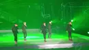 SHINee tampil fenomenal saat menyanyikan lagu hits mereka di hadapan penggemar, Jakarta, Minggu (22/6/14). (Liputan6.com/Desika Pemita)