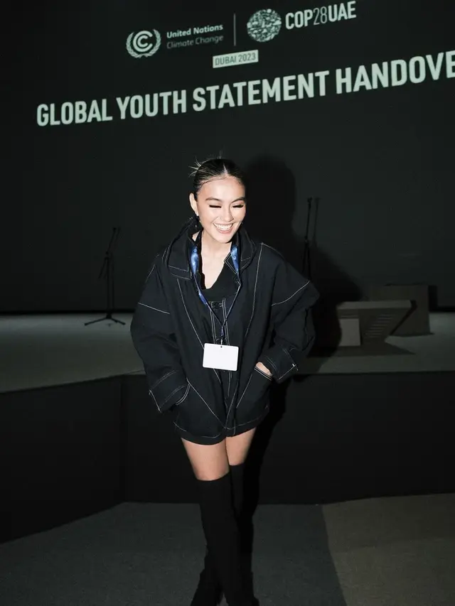 Potret Anggun Agnez Mo Kenakan Dress Batik Tanpa Tali di Konferensi Perubahan Iklim di Dubai