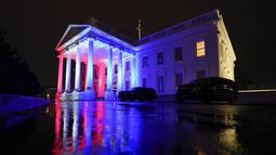 Serambi Utara Gedung Putih menyala merah, putih dan biru untuk mendukung Tim Olimpiade dan Paralimpiade Amerika Serikat (AS) di Washington, 3 Februari 2022. AS yang menjadi juara tahun 1932 mengirim sedikitnya 223 atlet ke Olimpiade Musim Dingin Beijing 2022. (AP Photo/Patrick Semansky)