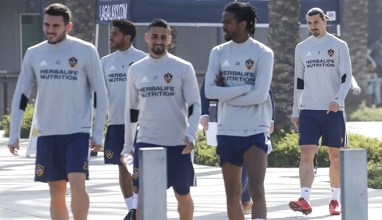 Mantan Striker Manchester United, Zlatan Ibrahimovic, saat perkenalan oleh LA Galaxy di StubHub Center, AS, Sabtu (30/3/3028). LA Galaxy menjadi klub kesembilan sepanjang karier pria Swedia ini. (AP/Ringo H.W. Chiu)