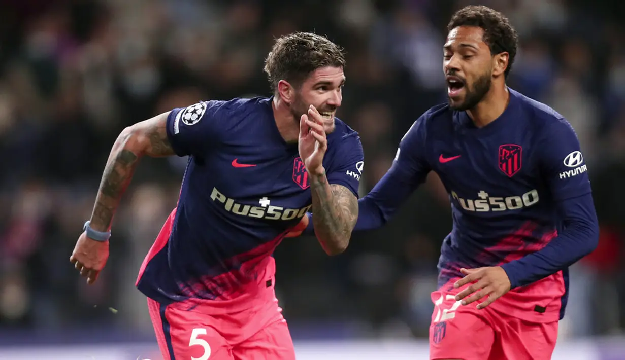 Pemain Atletico Madrid Rodrigo De Paul (kiri) melakukan selebrasi usai mencetak gol ke gawang FC Porto pada pertandingan sepak bola Grup B Liga Champions di Stadion Dragao, Porto, Portugal, 7 Desember 2021. Atletico Madrid menang 3-1. (AP Photo/Luis Vieira)