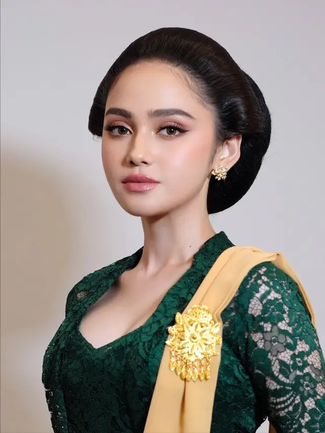 Potret Syifa Hadju Pakai Kebaya Hijau Renda dengan Sanggul