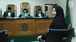 Istri Ustaz Alhabsyi, Putri Aisah Aminah menjalani sidang lanjutan perceraian di Pengadilan Agama Jakarta Timur, Kamis (16/8). Sidang lanjutan perceraian Al Habsyi dengan agenda pembuktian dan saksi dari pihak Putri Aisyah. (Liputan6.com/Herman Zakharia)