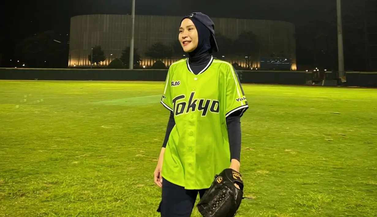 Belum lama ini, Zaskia Adya Mecca membagikan aktivitasnya saat bermain softball di lapangan GBK. Ia mengungkapkan jika bermain softball di GBK sudah menjadi cita-citanya sejak SMA. Namun, baru kesampaian sekarang. Zaskia merasa senang dan mengerti bahwa saat ini adalah waktu yang tepat untuk ikut bermain. (Liputan6.com/IG/@zaskiadyamecca)