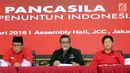 Sekjen Partai Demokrasi Indonesia Perjuangan, Hasto Kristiyanto (tengah) memberi keterangan terkait persiapan HUT PDIP ke-45 di Jakarta, Selasa (9/1). Puncak HUT PDIP ke-45 akan dilangsungkan di JCC, Rabu (10/1). (Liputan6.com/Helmi Fithriansyah)