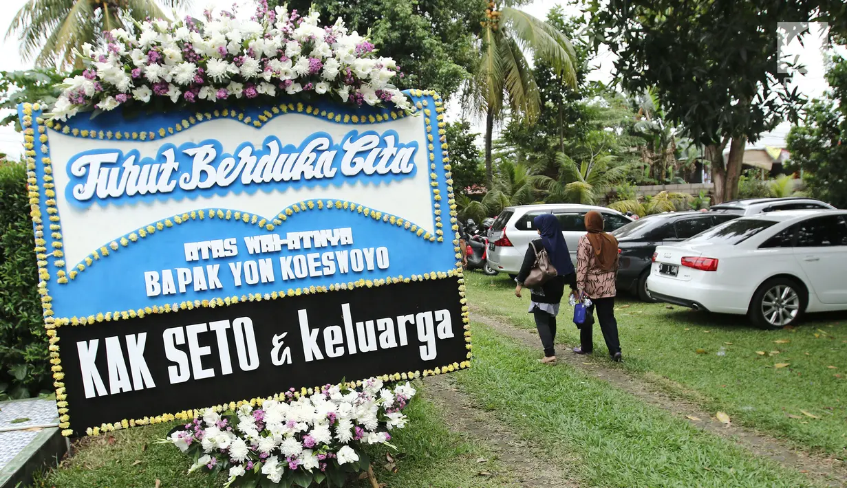 Karangan bunga dari Kak Seto untuk musisi Yon Koeswoyo yang berada di rumah duka di Pamulang, Tanggerang Selatan, Jumat (5/1). Sebelumnya, selama dua tahun Yon Koeswoyo keluar masuk rumah sakit untuk menjalani perawatan. (Liputan6.com/Herman Zakharia)