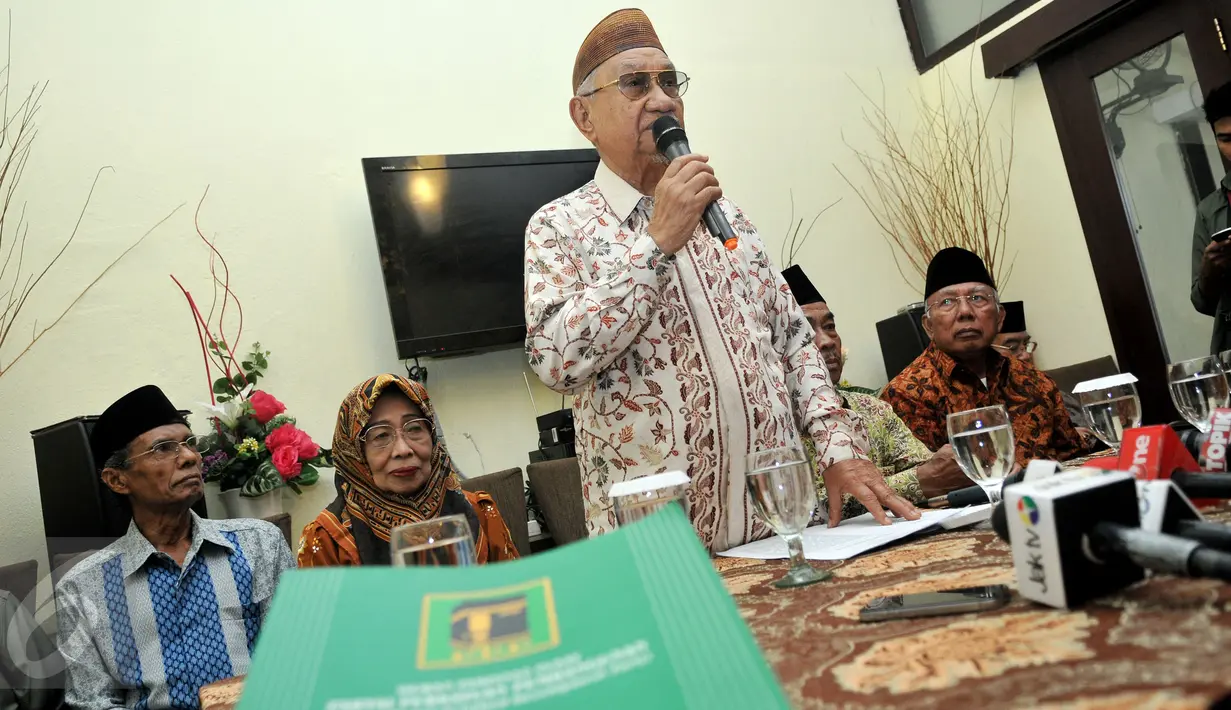 Sesepuh dan pendiri PPP, Zain Badjeber ketika memberi keterangan pers di Jakarta, Kamis (18/2). Para sesepuh mengajak kedua kubu yakni Djan Farid dan Romahurmuziy segera mengakhiri perseteruan dengan segera islah. (Liputan6.com/Johan Tallo)