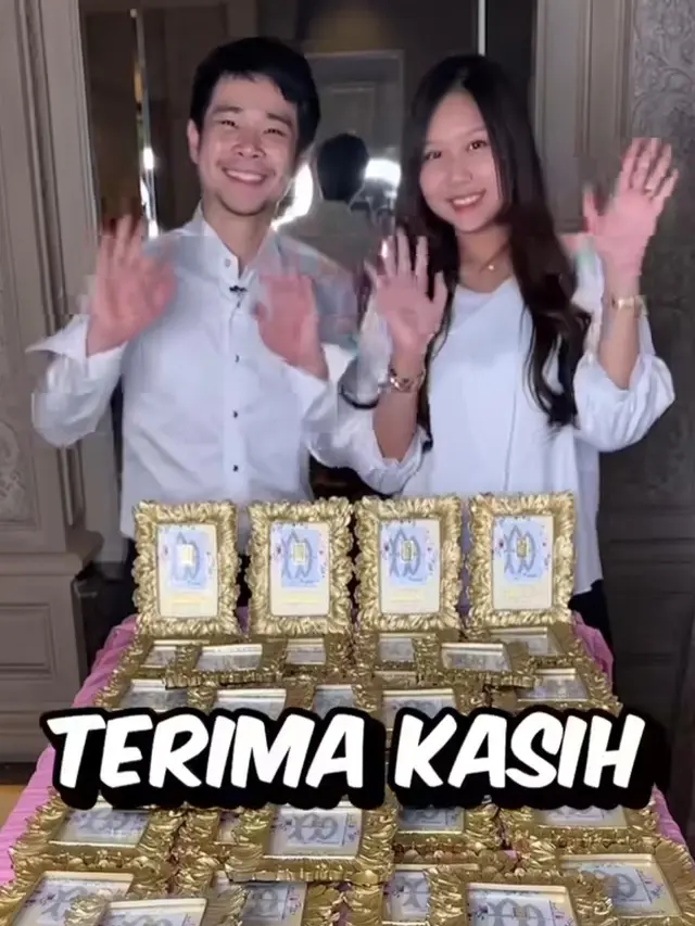 Jess dan Sisca Bagi-bagi Emas