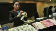 Nilai tukar rupiah akhirnya menembus level 13.000 per dolar AS awal pekan ini. Rupiah tercatat terus bergerak melemah menanti data inflasi yang akan diumumkan siang hari ini.