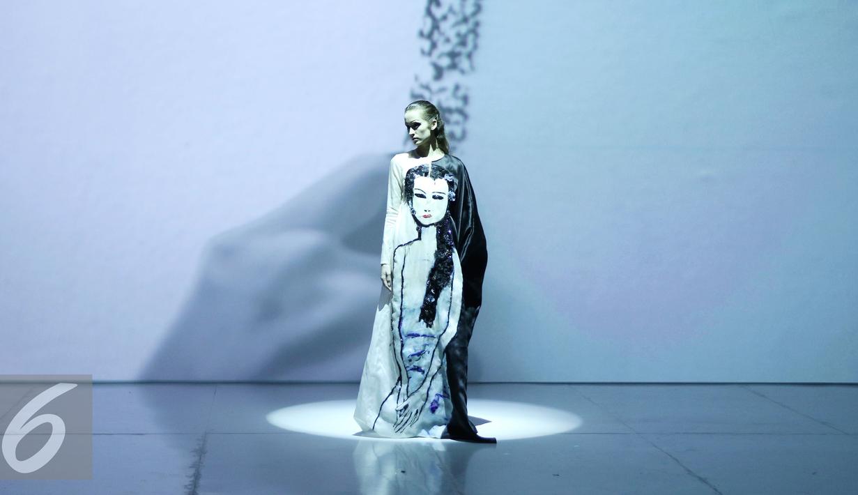 Seorang model berpose diatas catwalk mengenakan busana karya Mel Ahyar yang berkolaborasi dengan Seniman Indonesia, Jeihan Sukmantoro pada pergelaran busana IPMI Trend Show 2017 di Senayan City, Jakarta, Selasa, (8/11). (Liputan6.com/Gempur M. Surya)