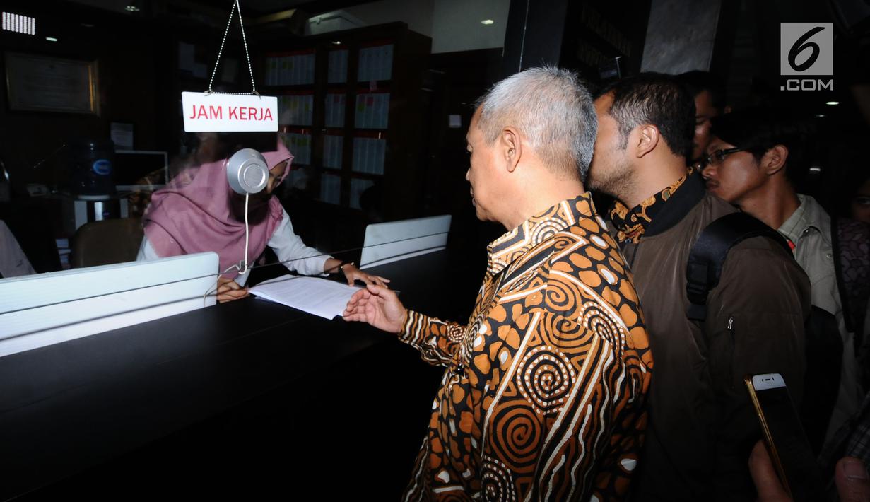 Mantan Wakil Ketua KPK M Busyro Muqoddas bersama sejumlah aktivis menyerahkan surat permohonan di gedung MK, Jakarta, Kamis (7/12). Mereka mengajukan permohonan mencabut gugatan pasal 79 ayat 3 UU MD3 tentang hak angket. (Liputan6.com/Helmi Fithriansyah)