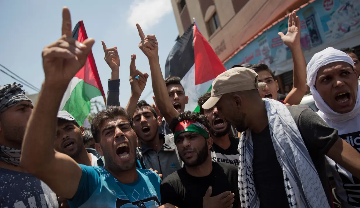 Pelayat menyuarakan slogan kemarahan saat pemakaman perawat Palestina, Razan Najjar di Kota Khan Younis, Jalur Gaza Selatan, Sabtu (2/6). Setelah ditembak, Razan sempat dilarikan ke rumah sakit meski nyawanya tidak tertolong. (AP Photo/Khalil Hamra)