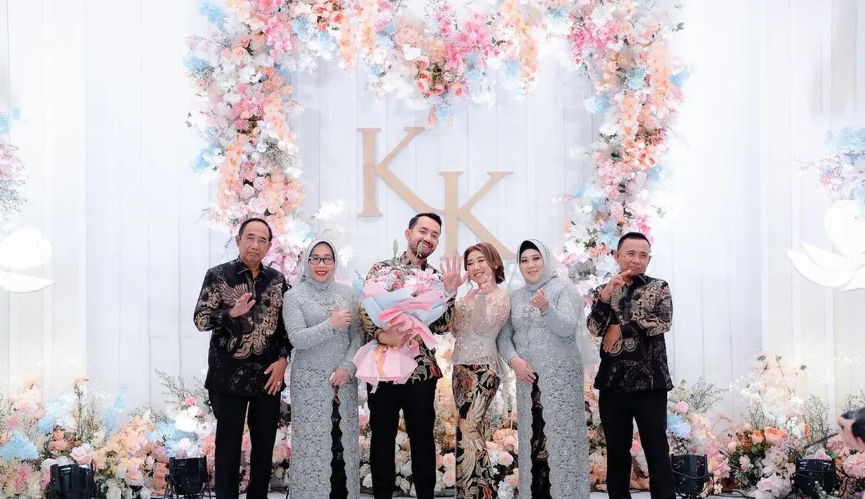 Kiky Saputri, usai dilamar M. Khairi, berpose dengan kedua orangtua. (Foto: Instagram/@kikysaputrii)