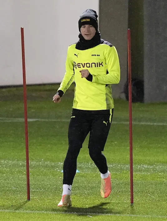 Penyerang Borussia Dortmund Marco Reus mengikuti sesi latihan terakhir sebelum Grup C Liga Champions di Dortmund, Jerman, Selasa (2/11/2021). Dortmund mengusung misi balas dendam ketika menjamu Ajax Amsterdam di Stadion Signal Iduna Park, Kamis (4/11) dini hari WIB. (AP Photo/Martin Meissner)