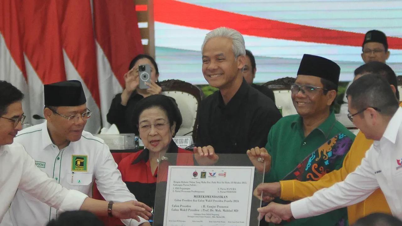 Ketua Umum PDI Perjuangan Megawati Soekarnoputri resmi mendeklarasikan Menko Polhukam Mahfud MD sebagai cawapres Ganjar Pranowo, pada Rabu (18/10) di DPP PDI Perjuangan, Jakarta.<br>