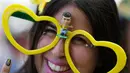 Suporter Brasil mengenakan kacamata dengan gambar pesepakbola Neymar sebelum laga terakhir penyisihan grup E Piala Dunia 2018 melawan Serbia di Rio de Janeiro, Rabu (27/6). Brasil sukses melaju ke babak 16 besar usai menang 2-0 (AP Photo/Silvia Izquierdo)