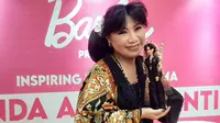 Anne Avantie memegang boneka Barbie miniatur dirinya. (Liputan6.com/Pramita Tristiawati)