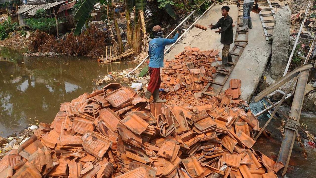 Sebuah jembatan yang membentang di atas Kali Cabang Barat Pitara, Pancoran Mas, Depok, ambruk pada Kamis (12/10/2023) petang. Jembatan beton itu ambruk ketika dilalui truk bermuatan genting.