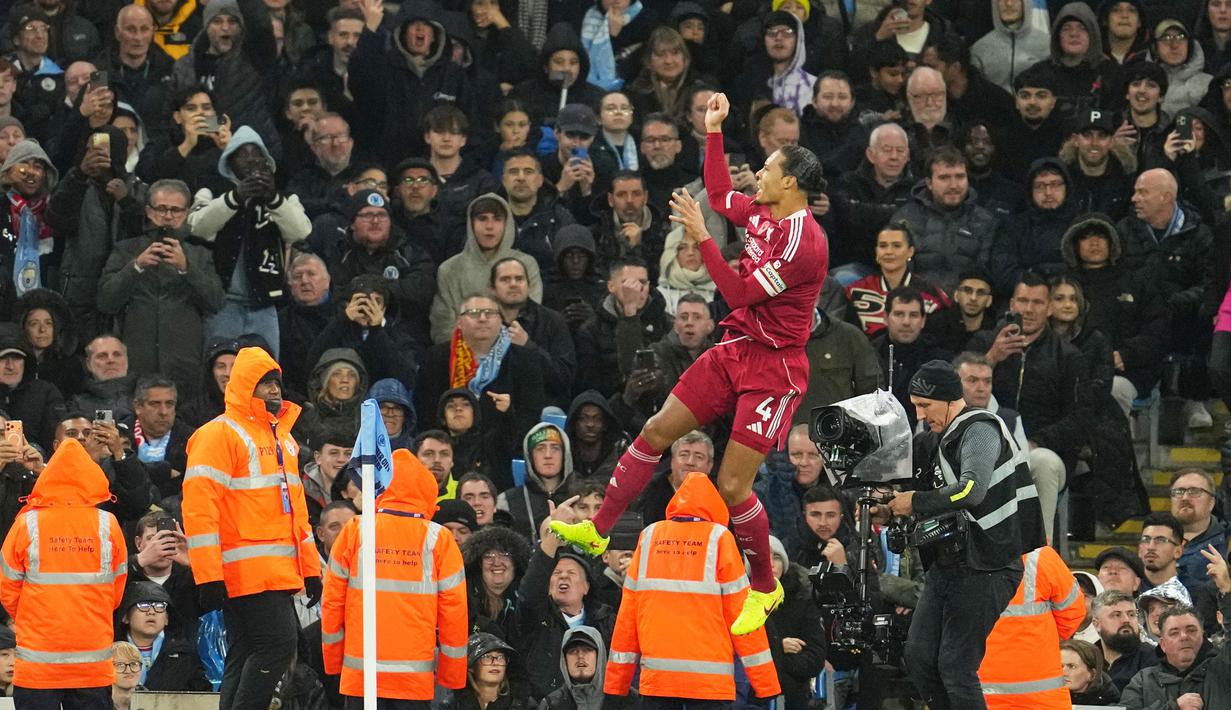 Pemain Liverpool, Virgil van Dijk, melakukan selebrasi setelah mencetak gol melalui tandukan kepalanya ke gawang Manchester City pada lanjutan Liga Inggris Etihad Stadium, Minggu (09/1, 1/2025) malam WIB. (AP Photo/Jon Super)