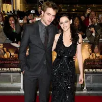 Robert Pattinson dan Kristen Stewart, pemain film Twilight. (foto: Getty Images)