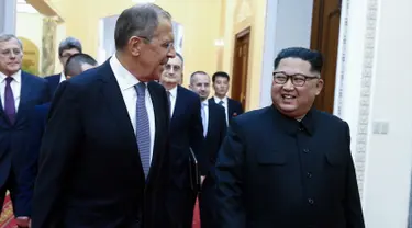 Pemimpin Korea Utara Kim Jong-un menyambut kedatangan Menteri Luar Negeri Rusia Sergei Lavrov di Pyongyang, Korea Utara (31/5). Dalam kunjungannya, Lavrov mengundang Kim Jong-Un untuk datang ke Rusia. (AFP/TASS/Pool/Valery Sharifulin)