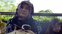 Seorang wanita ikut berdoa di depan gedung KPK, Jakarta, Rabu (17/6/2015). Mereka mendoakan Mantan Menteri Agama Suryadharma Ali agar mendapatkan penangguhan penahanan. (Liputan6.com/Helmi Afandi)