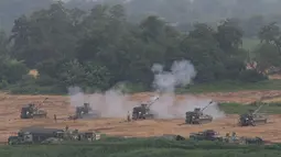 Tentara militer K-9 Korea Selatan melakukan demonstrasi howitzer di dekat perbatasan dengan Korea Utara, Paju, Korsel (5/7). Sebelumnya pihak Korut telah melakukan tes rudal yang dinilai memicu ancaman untuk Korsel. (AP Photo / Ahn Young-joon)