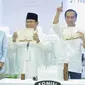 Dua pasang capres-cawapres Prabowo Subianto-Sandiaga Uno dan Joko Widodo-Ma'ruf Amin menunjukan nomor urut peserta Pemilu 2019 di Kantor KPU, Jakarta, Jumat (21/9).  (Liputan6.com/Faizal Fanani)