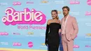 Margot Robbie berpose dengan lawan mainnya Ryan Gosling saat menghadiri pemutaran perdana film "Barbie" di The Shrine Auditorium di Los Angeles pada hari Minggu, 9 Juli 2023. (AP Photo/Chris Pizzello)