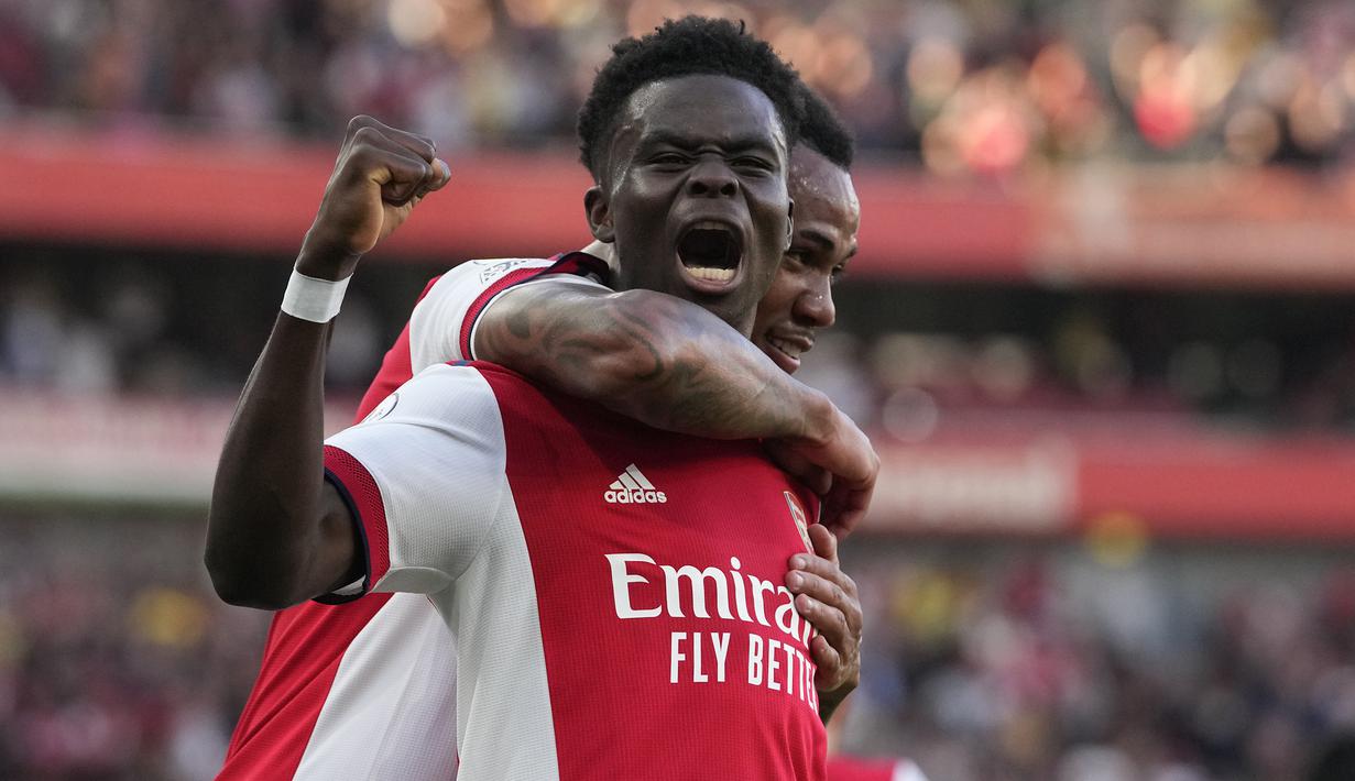 Bukayo Saka. Gelandang Arsenal berusia 20 tahun ini menyumbang 1 gol dan 1 assist dalam kemenangan 3-1 atas Tottenham Hotspur. Musim ini adalah musim keempatnya bersama The Gunners dan total telah bermain dalam 96 laga di semua kompetisi dengan mencetak 13 gol. (AP/Frank Augstein)