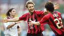 Selebrasi striker AC Milan, Andriy Shevchenko setelah mencetak gol ke gawang Reggina pada laga Liga Italia 2004/2005 di San Siro Stadium, Milan (3/10/2004). Andriy Shevchenko menghabiskan total 8 musim membela AC Milan dalam dua periode sejak didatangkan dari Dynamo Kyiv pada awal musim 1999/2000 dengan mahar 23,91 juta euro. Pada awal musim 2006/2007 AC Milan melepasnya ke Chelsea dengan nilai transfer 43,88 juta euro atau kini setara Rp718 miliar. (AFP/Patrick Hertzog)