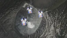 Tim Red Bull Skydive mencatat sejarah menjadi tim yang pertama kali melakukan penerjunan dengan wingsuit di atas Gunung Bromo, Jawa Timur. 2 Maret 2015. (Red Bull Content Pool)